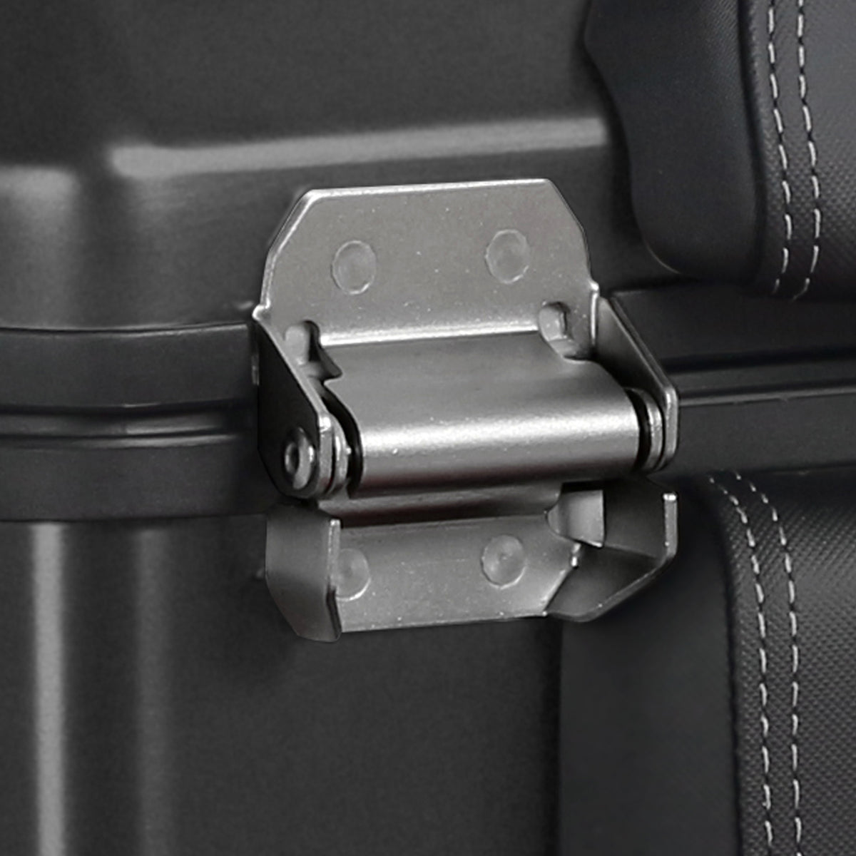 SHAD Terra TR48 алуминиумски топ куфер, Black Edition (D0TR48100B)