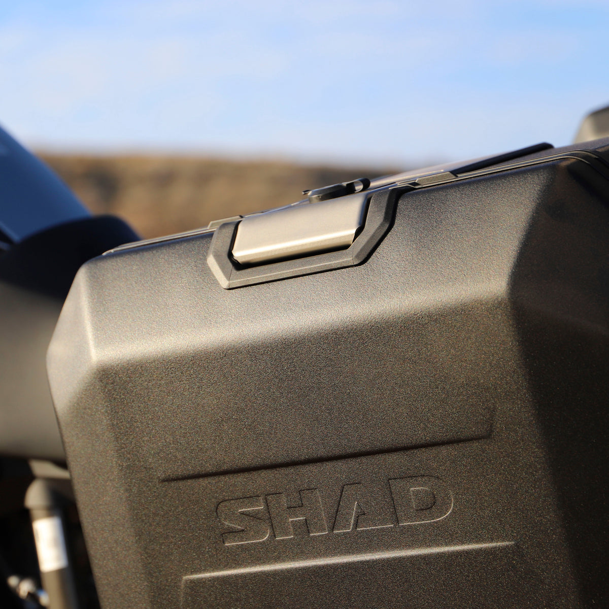 SHAD Terra TR36 десен алуминиумски страничен куфер, Black Edition (D0TR36100RB)