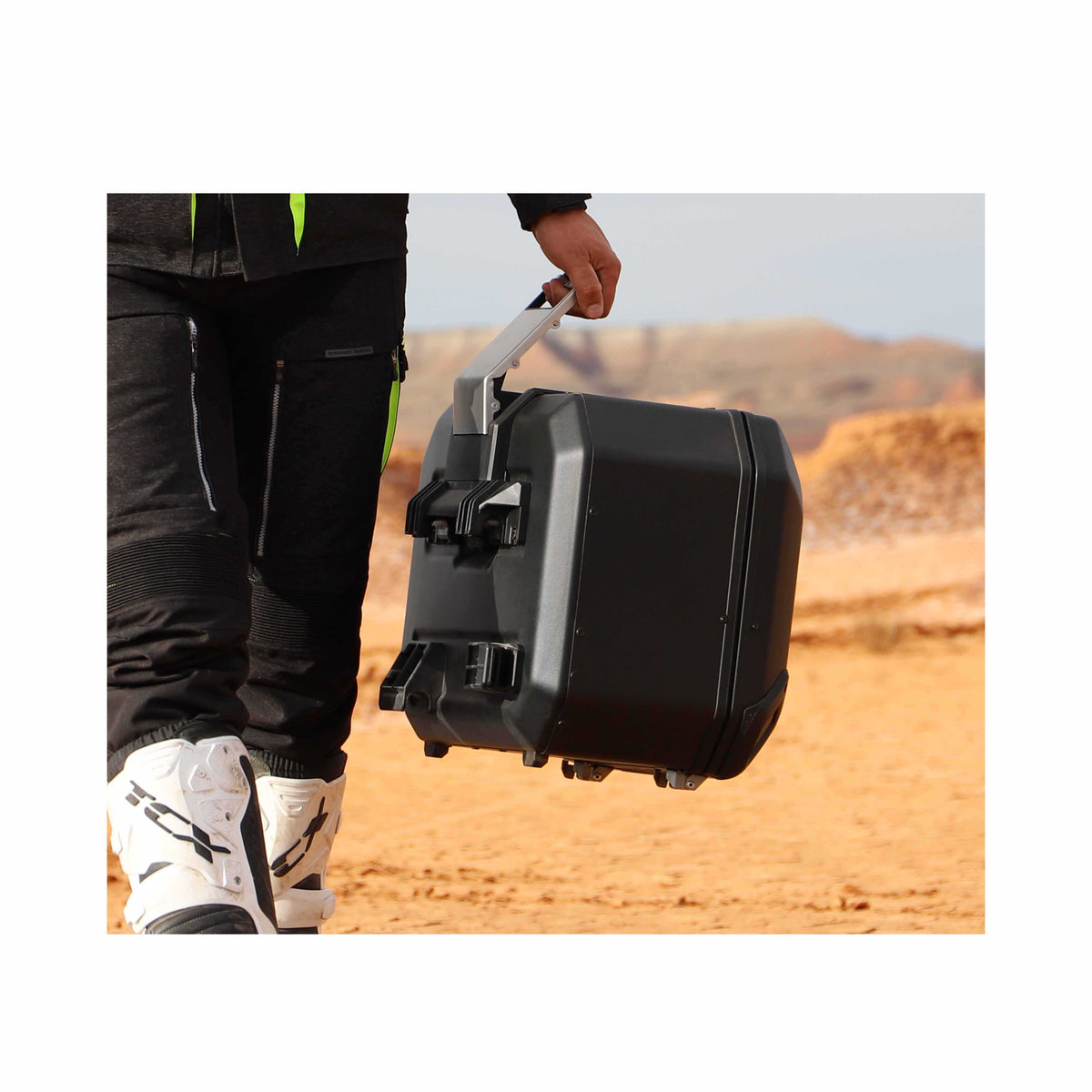 SHAD Terra TR47 десен алуминиумски страничен куфер, Black Edition (D0TR47100RB)
